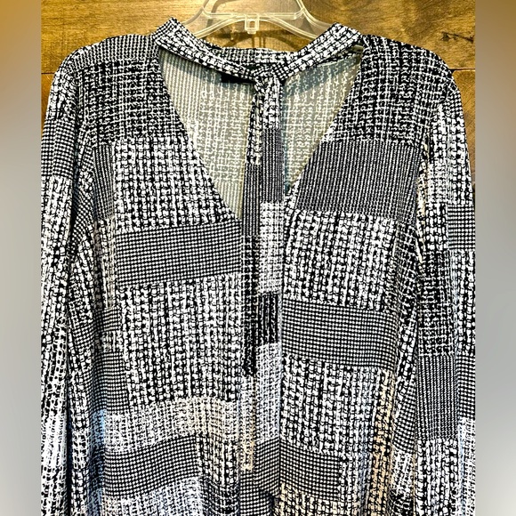 EUC Karl Lagerfeld Black & White Long Bell Sleeve Blouse - Picture 5 of 12